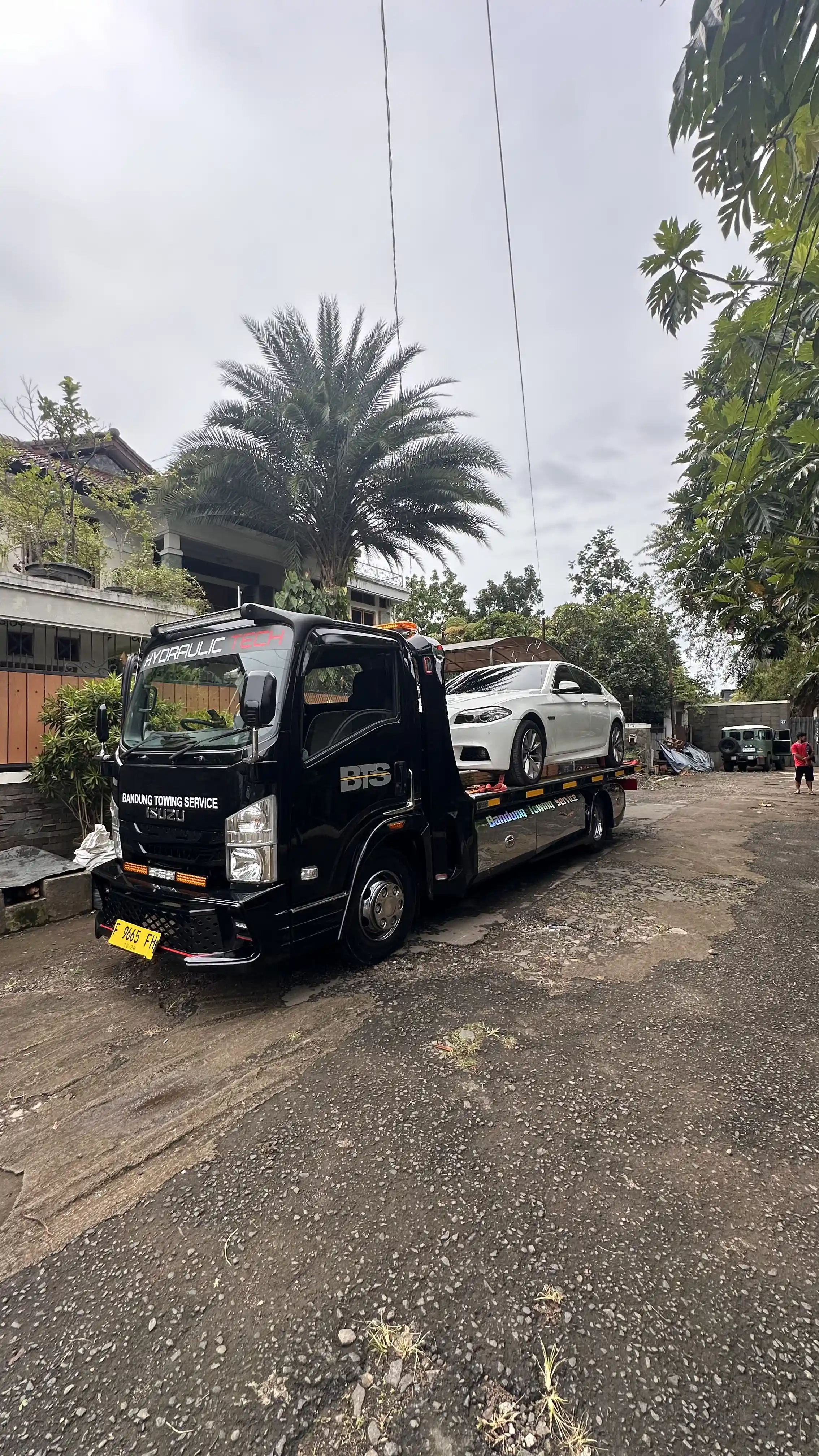 Tim BTS melakukan derek mobil di area Bandung